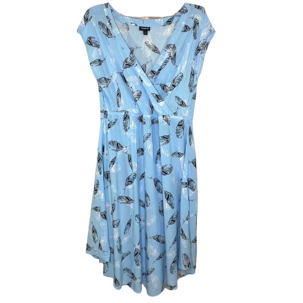 Torrid Women's Light Blue Feather V Hem Knee Length Dress Size 1 Short Sleeve